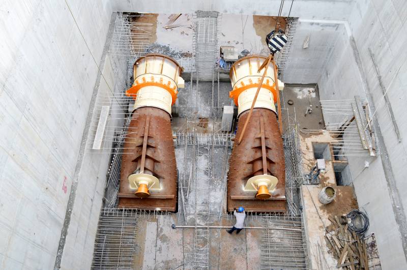 Turbinas j foram abaixadas ao seu local definitivo, cabendo agora ajustes conforme a instalao de conexes e condutos.