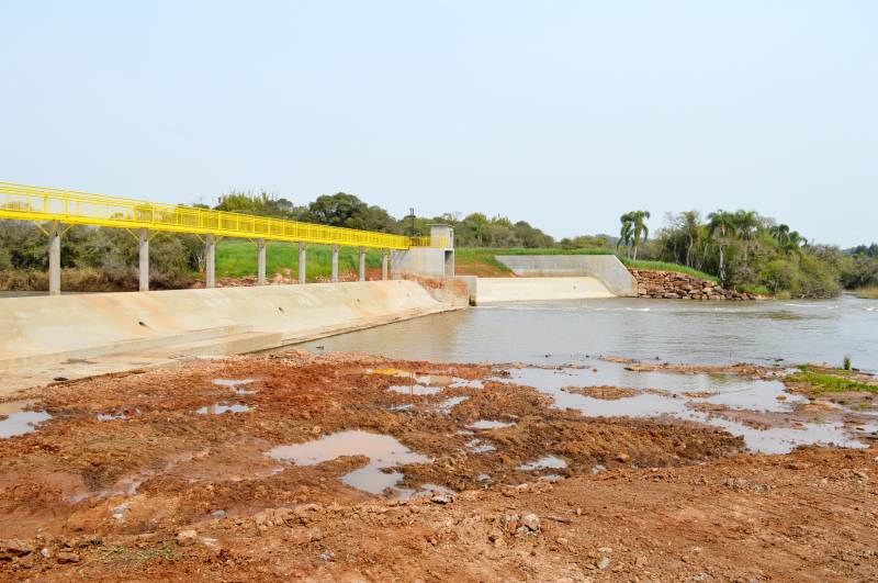 Barragem foi reconstruda, aprimorando estrutura de antiga usina existente no local, e est pronta, aguardando autorizao para enchimento do lago.