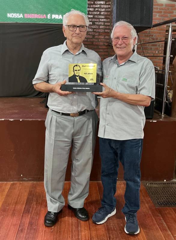 Edelmar Barasuol entrega placa para Kurt Grenzel em homenagem aos 40 anos de cooperativa