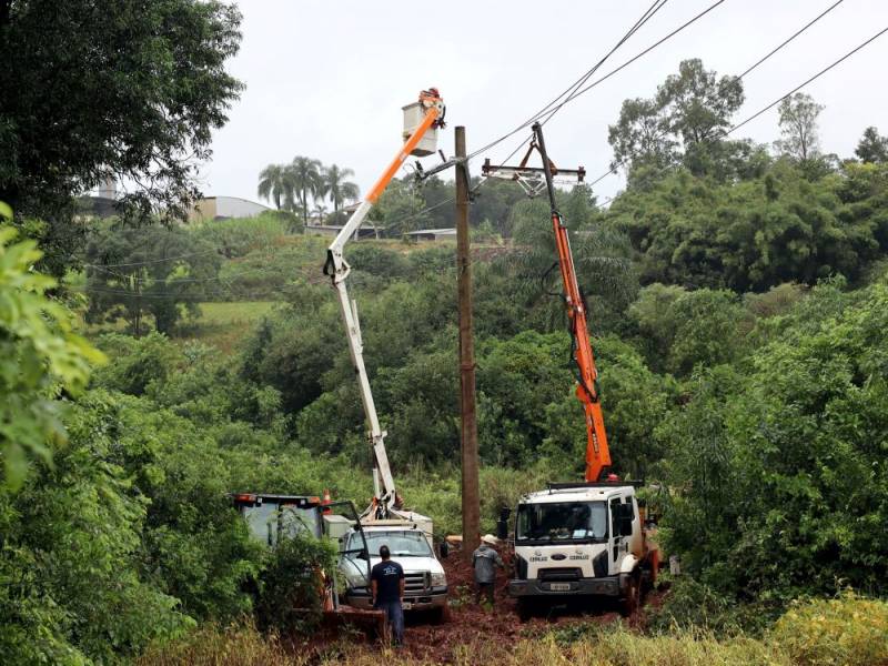 Na rede que liga a subestação de Ijuí a Coronel Barros ocorreu a queda de um poste que deixou a cidade sem energia até às 14h