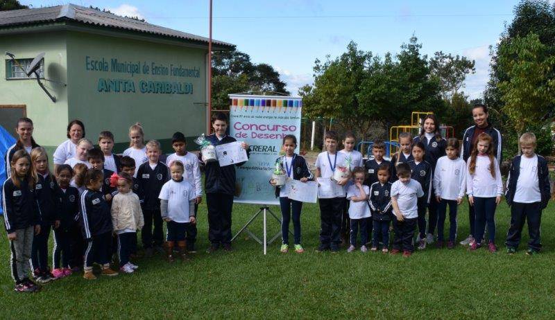 Alunos premiados na escola Anita Garibaldi - Floriano Peixoto