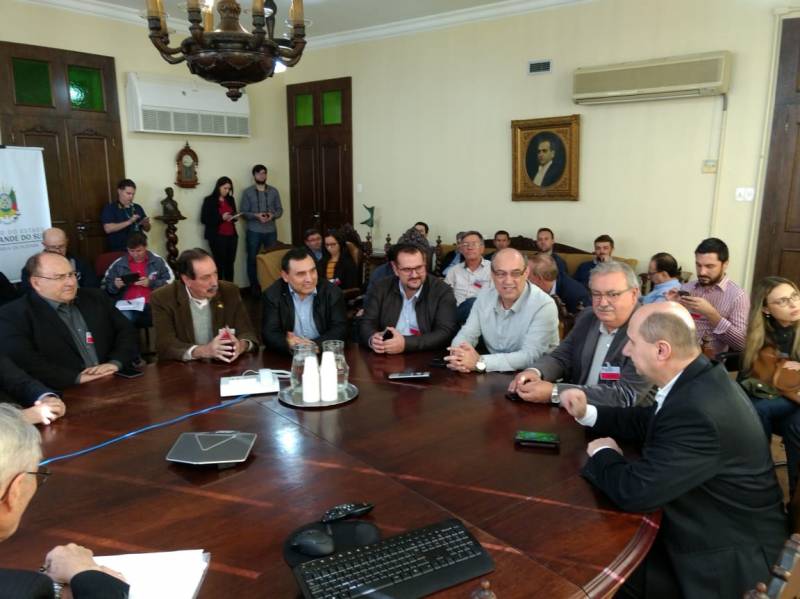 Cooperativas e federao reunidas com o secretrio da fazenda do RGS