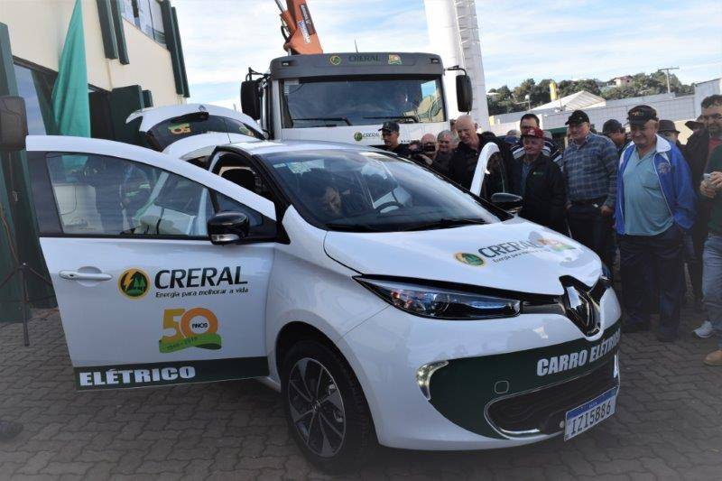 Associados da Creral no ato de inaugurao do carro eltrico