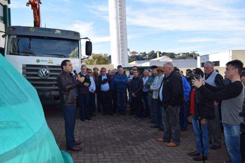 Entrega do carro eltrico e do novo caminho da frota da Creral contou com a presena da direo, lderes, funcionrios da cooperativa e  imprensa.