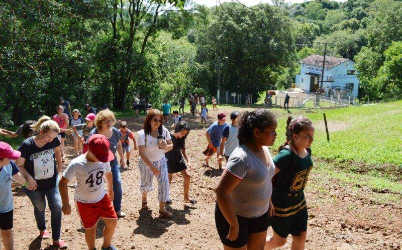 Estudantes visitando a usina Nilo Bonfanti