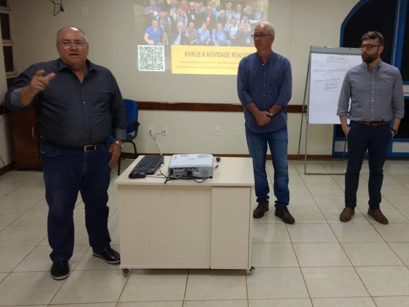 Presidentes Iloir e Stefanello e o diretor da escola do cooperativismo Mrio de Conto