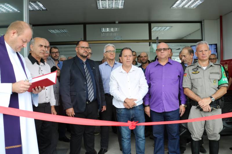 Atos de inaugurao oficial presidente Jairton de terno