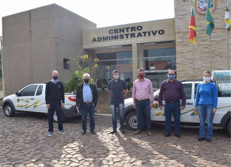 Dirigentes da cooperativa, prefeito e Emater presentes no ato de entrega