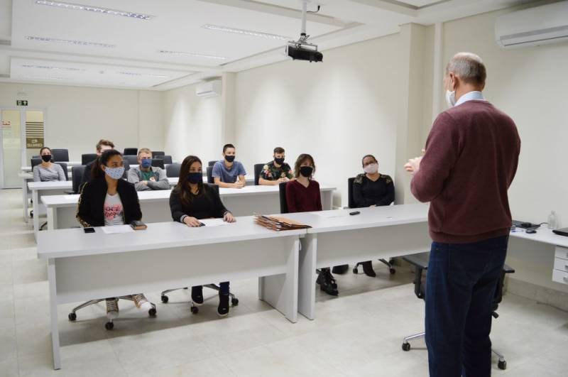 Jovens recebendo orientaes em sala de aula na cooperativa