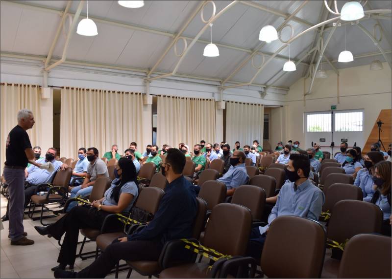 Colaboradores da Creral participando da palestra do Scherpinski sobre primeiros socorros