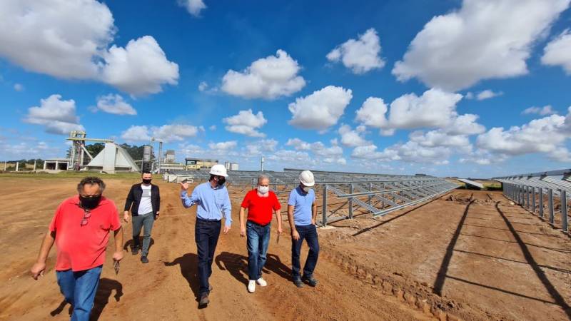 Acompanhado de representantes da Creral prefeito nas obras da usina solar