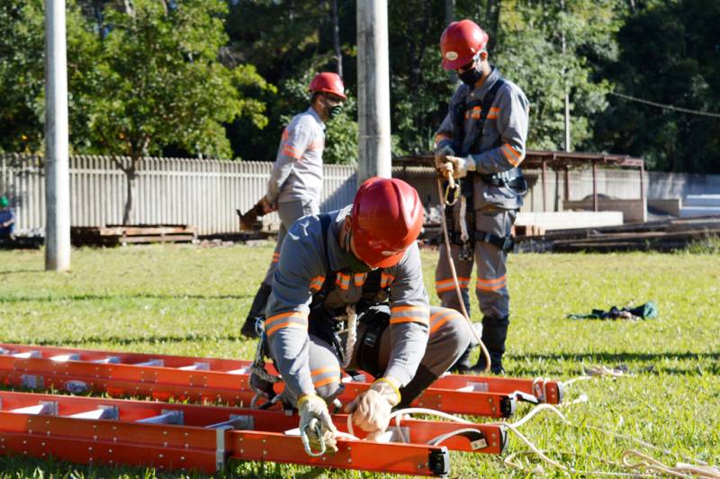 Novos tcnicos e treinamento na maquete de rede de energia