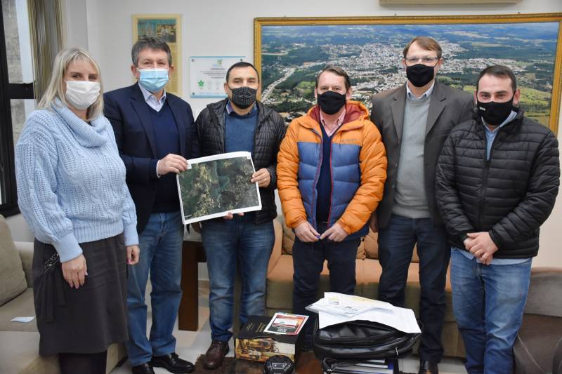Fabiane Mercalli, assessora da pref. Veranpolis; Waldemar de Carli, prefeito de Veranpolis; Alderi do Prado, pres. da Creral; Marlon Bonamigo, consultor; Luciano Zanella, consultor; e Leonardo Casso