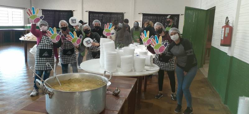 Colaboradores da Certaja preparando o sopo