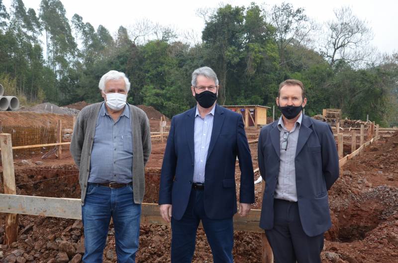  Direo e conselheiros visitaram recentemente a obra