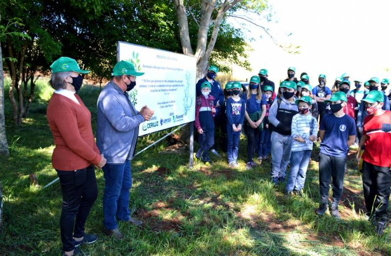 Crianas recebem orientaes sobre o meio ambiente, uma semente bem lanada