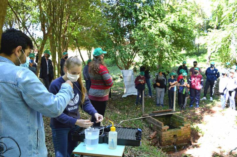 Crianas da comunidade Floresta, acompanham testes e explicaes de cuidados com as nascentes