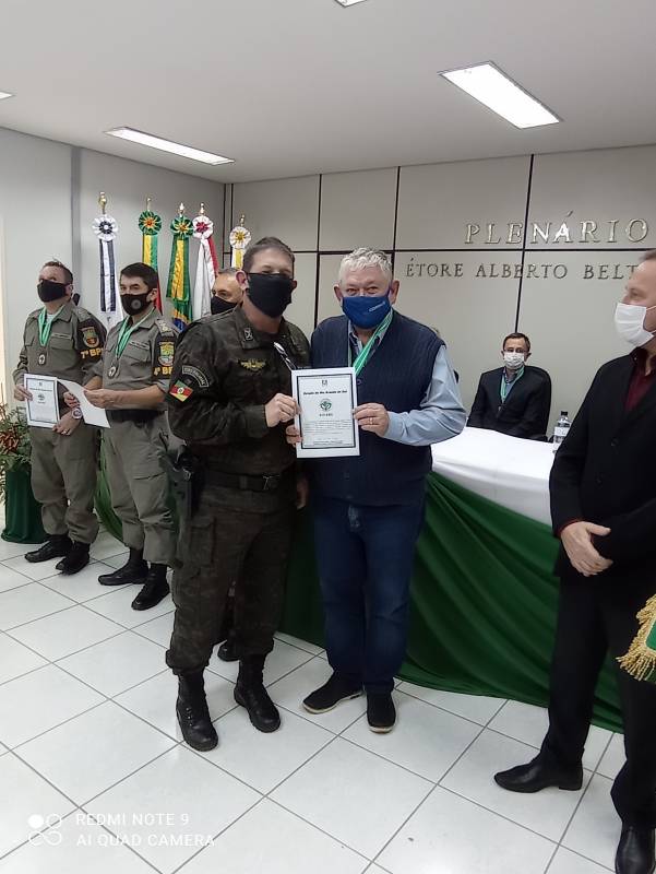 Presidente Querino recebendo a distino da Brigada Militar