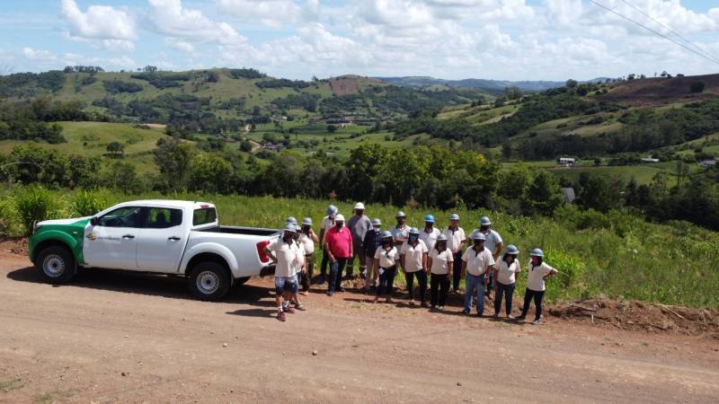 Diretoria da cooperativa e conselhos no campo, acompanhando as obras realizadas