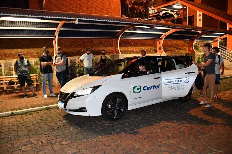 Estudantes puderam dirigir o carro eltrico