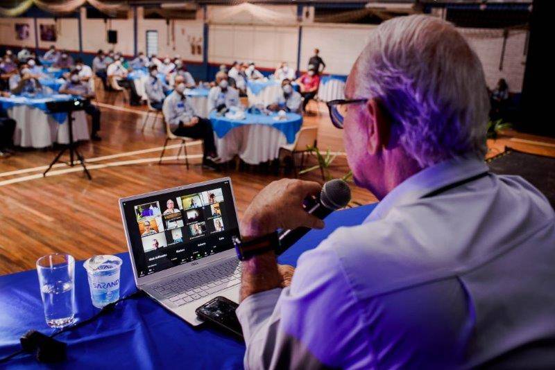 Presidente Stefanello faz apresentao e coordena a reunio