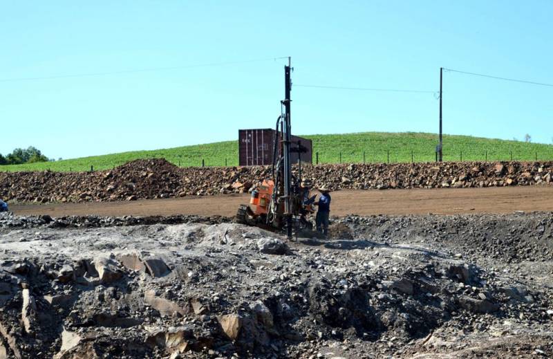 Mquina perfuratriz, preparando detonao de rocha