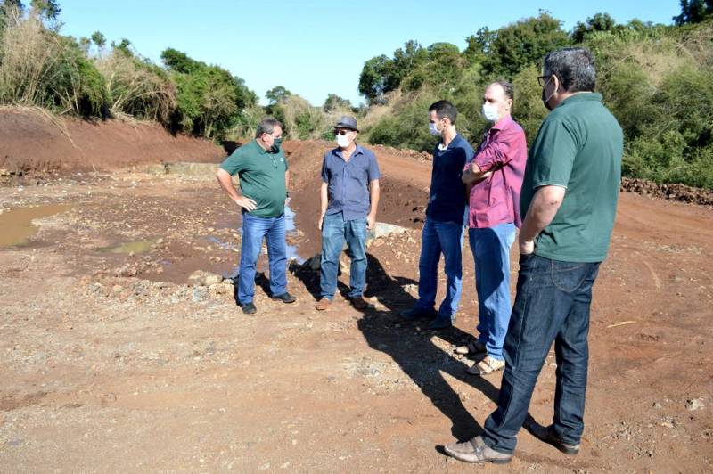 Diretoria no canteiro de obras da CGH Augusto Pestana, acompanhados pelos representantes da prefeitura