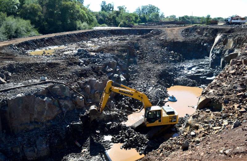 Mquinas atuam na limpeza dos locais onde foram realizadas as detonaes, visando a instalao da barragem e da Casa de Mquinas