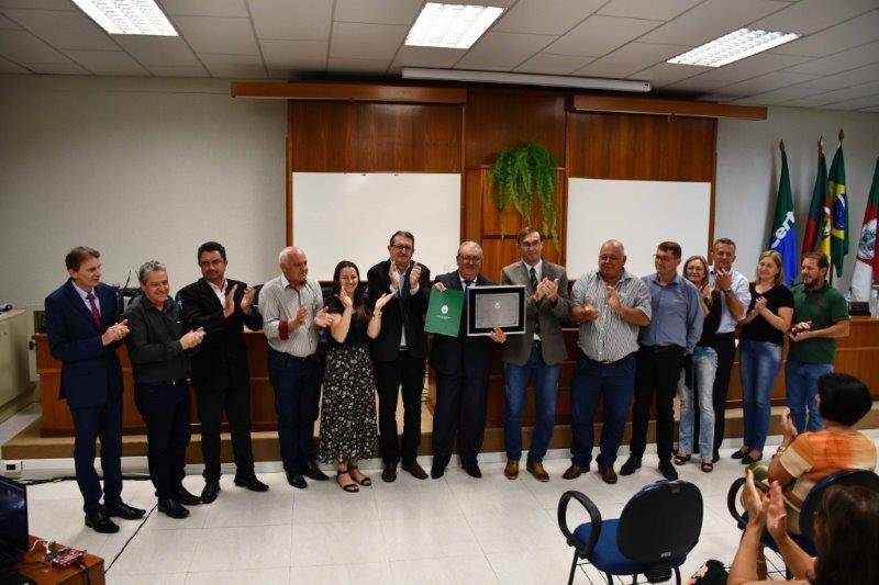 Vereadores, prefeito e vice-prefeita na entrega do ttulo a Erineo