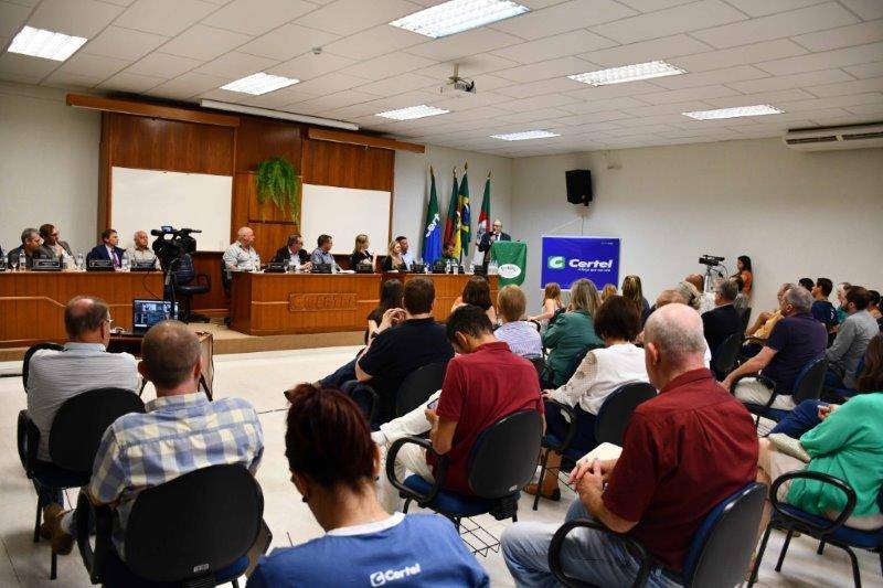 Em torno de 200 pessoas estiveram presentes na sesso