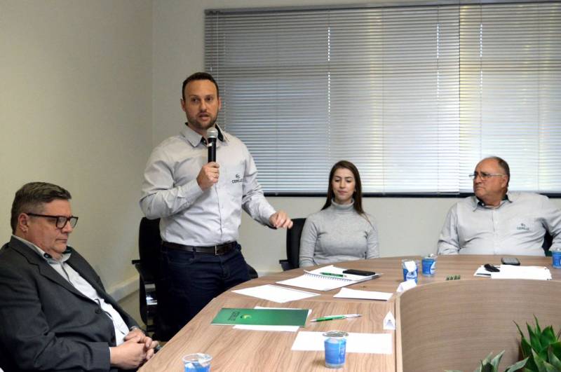 Presidente Guilherme da cooperativa de distribuio, fala aos conselhos e autoridades na sua posse