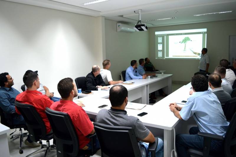 Sala de reunião com os técnicos de operação de segurança das cooperativas
