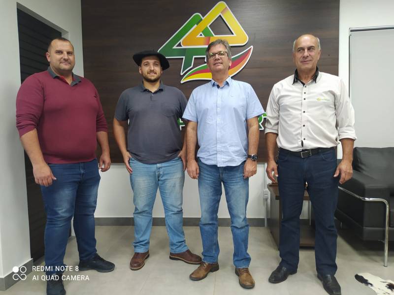 Da esquerda e nos extremos, presidente Jairton e vice Paulo Rocha, com representantes do SENAR