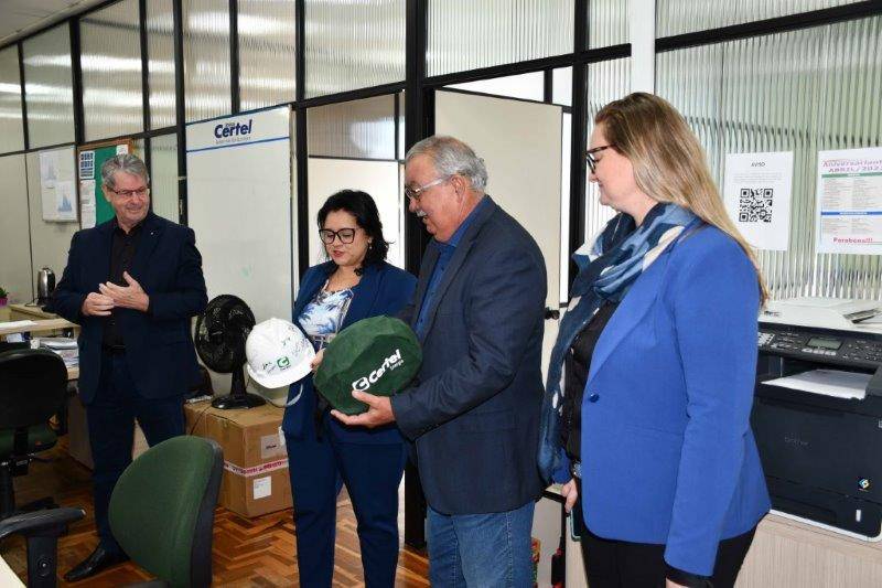 Secretria ganhou um capacete da Cooperativa