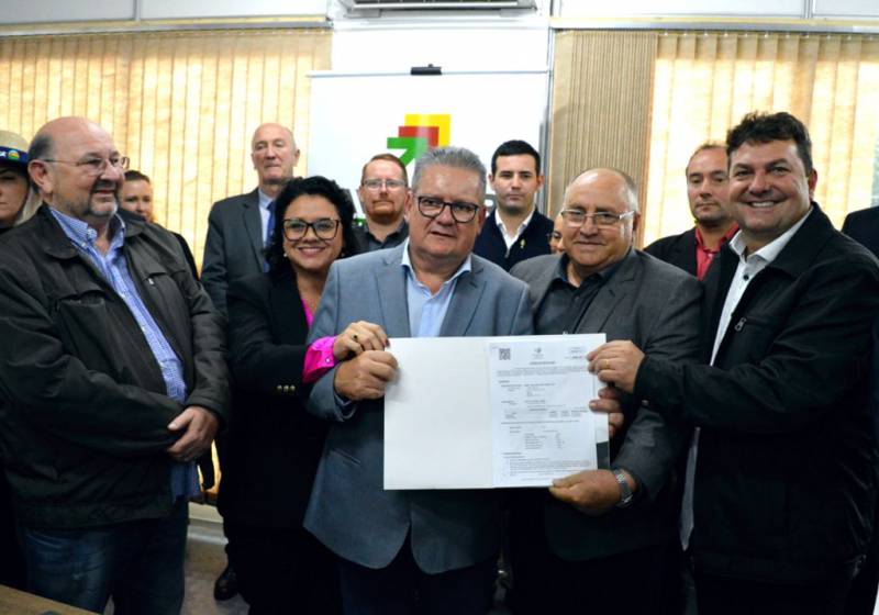 Ao centro o governador Ranolfo, tendo de um lado a secretria do meio ambiente Marjorie e do outro lado presidente Iloir