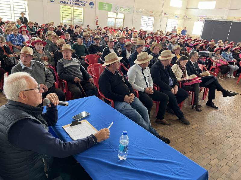 Presidente Stefanello faz apresentao na reunio