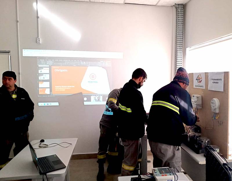 Tcnicos da cooperativa entre treinamento