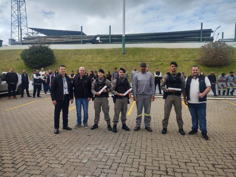 Representantes da Brigada Militar e Diretoria da cooperativa