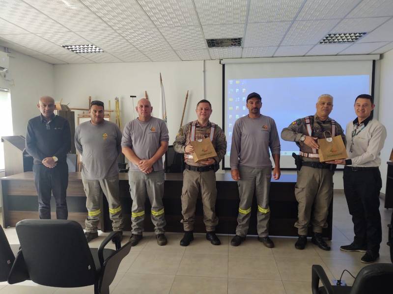 Policia rodoviria estadual e representantes da cooperativa