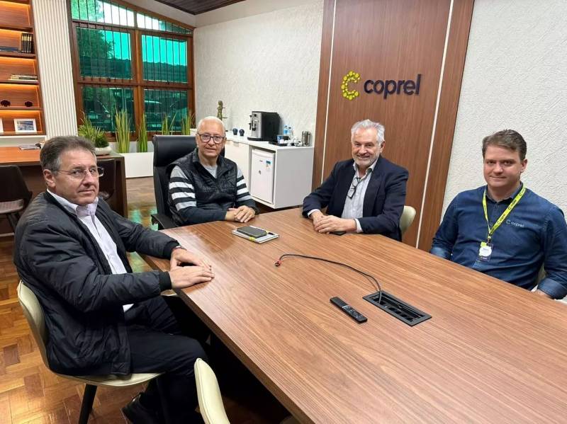 Da esquerda Minetto Ocergs - presidente Jnio - presidente Darci - engenheiro Matheus Coprel (foto imprensa Coprel)