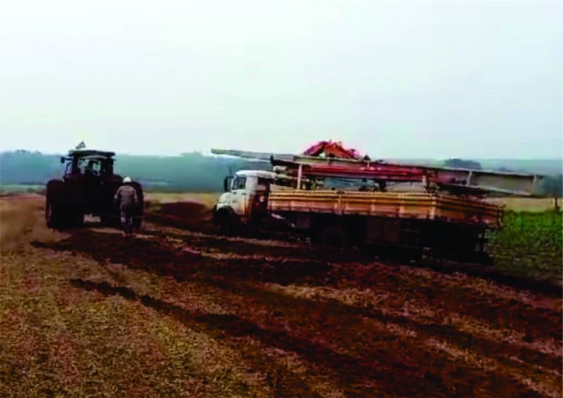 Apoio do trator de agricultor dentro da lavoura