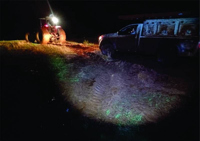 Apoio do trator de agricultor dentro da lavoura, na madrugada