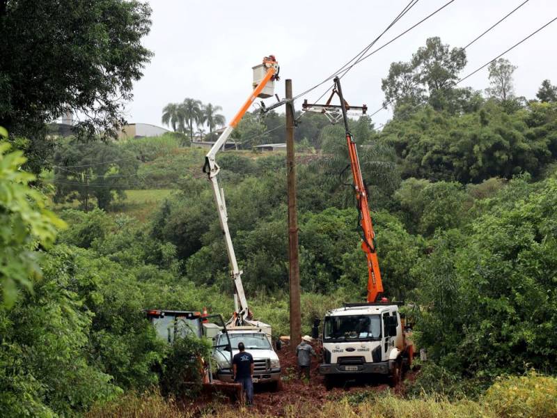 Na rede que liga a subestao de Iju a Coronel Barros ocorreu a queda de um poste que deixou a cidade sem energia at s 14h