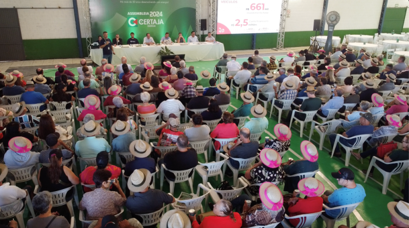 Ao fundo a mesa diretora da assembleia