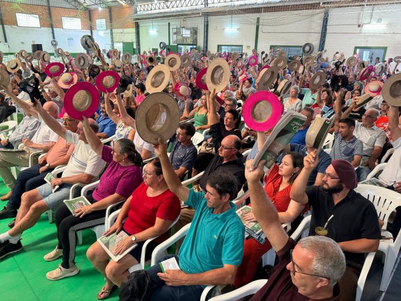 Mais de 350 associados presentes e votando