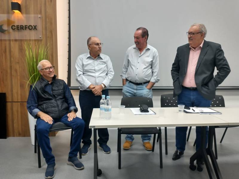 Momento memorvel da assembleia a presena dos presidente Jnio e Iloir, dando um exemplo de perseverana