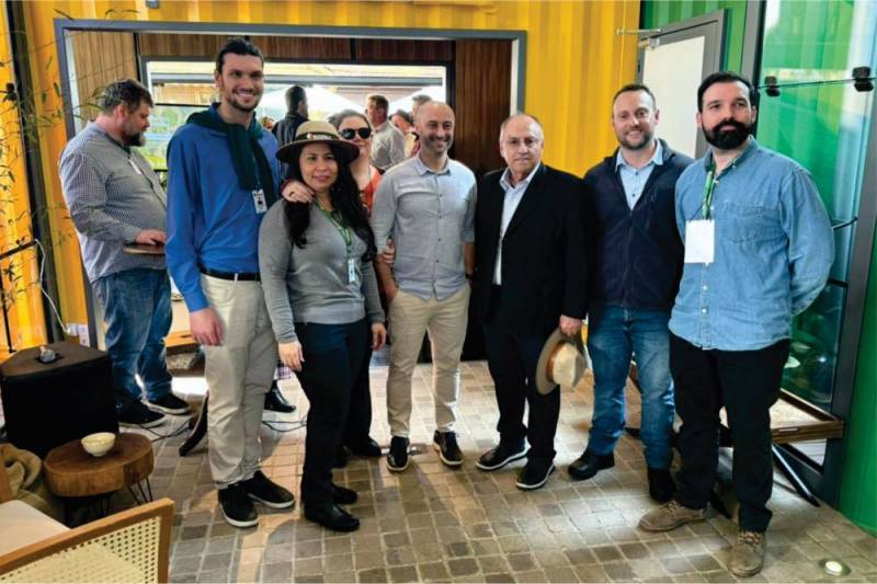 Da direita - segundo e terceiro - presidente  Guilherme da distribuio e Iloir da Gerao 