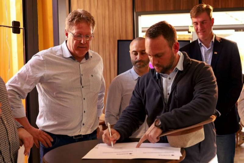 Presidente Guilherme da Ceriluz distribuio assina contrato com o BADESUL
