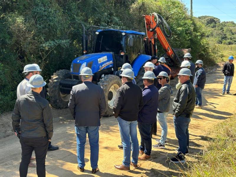 Cooperativas e a mquina de poda operando
