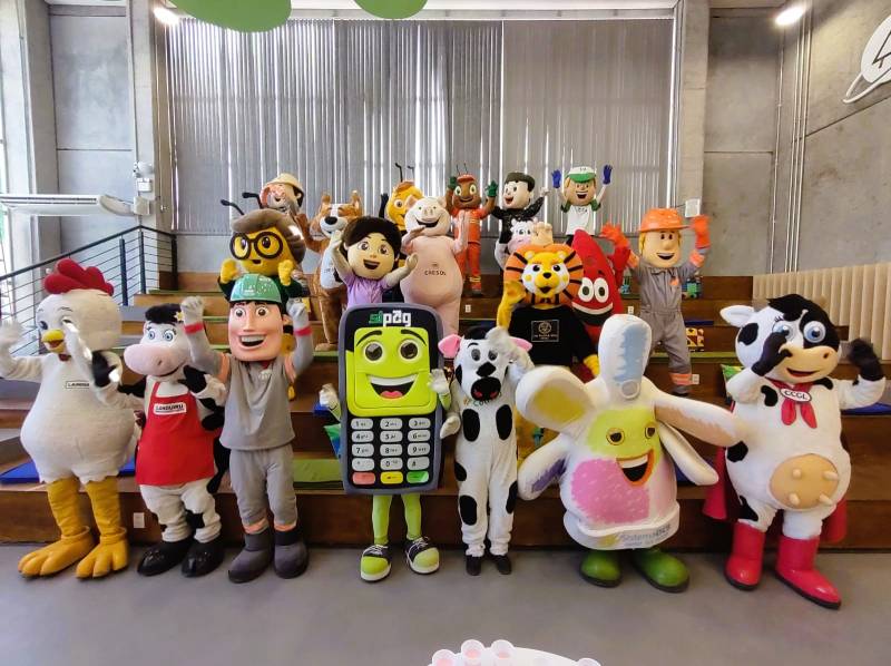 Mascotes do cooperativismo na Expointer, ramo infraestrutura presente
